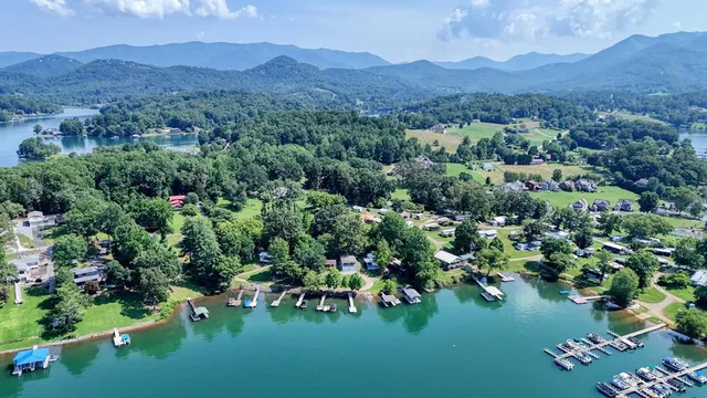 $575,000 | 109 Canary Lane, Hayesville, NC 28904