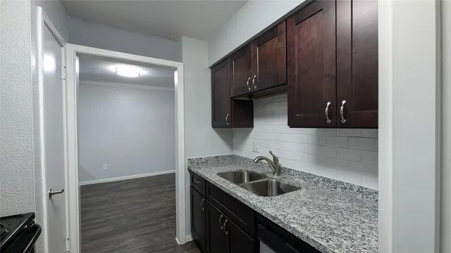$2,000 | 5711 Sugar Hill Drive, Unit 98, Houston, TX 77057
