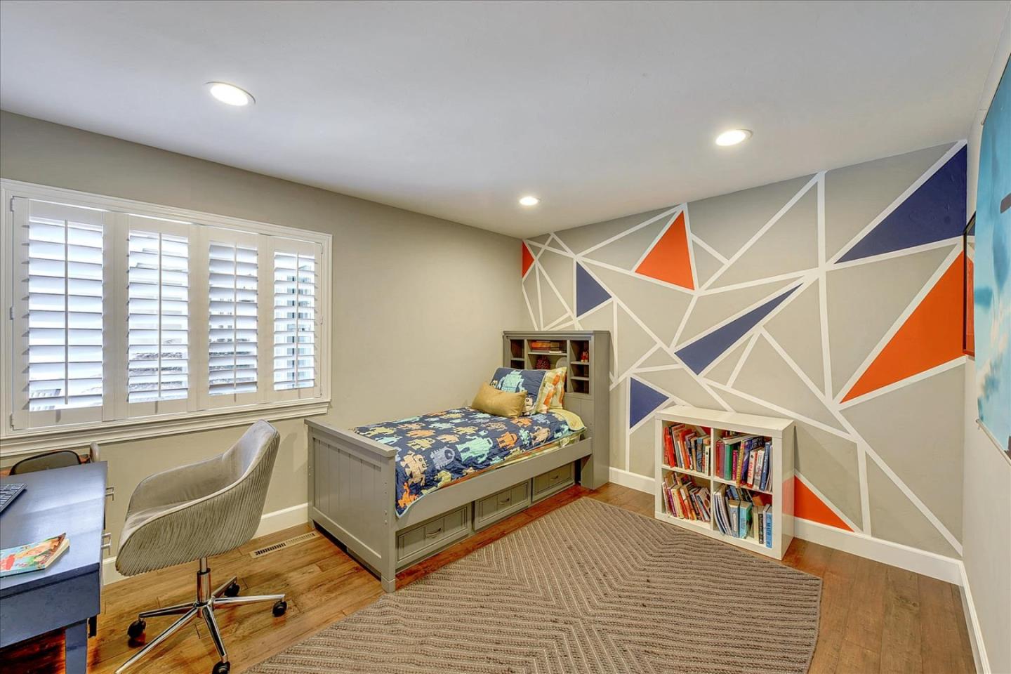 2215 Constitution Drive San Jose, CA 95124 - Photo 20 of 36 a very nice looking room with a large window