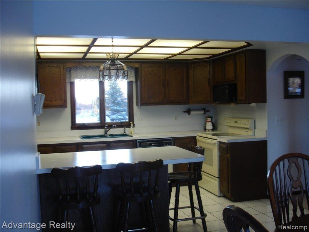 18231 Gilmore Road Armada, MI 48005 - Photo 11 of 22 Kitchen w/snack bar