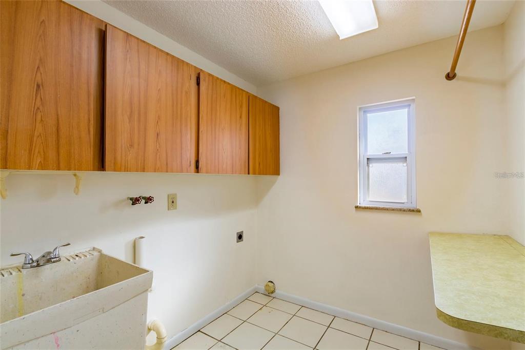1647 Hobbit Road Dunedin, FL 34698 - Photo 19 of 36 a bathroom with a bathtub and shower
