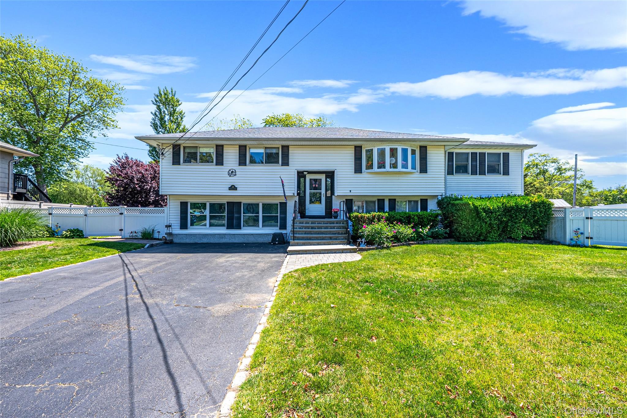20 Rochelle Court Amityville, NY 11701 - Photo 2 of 43