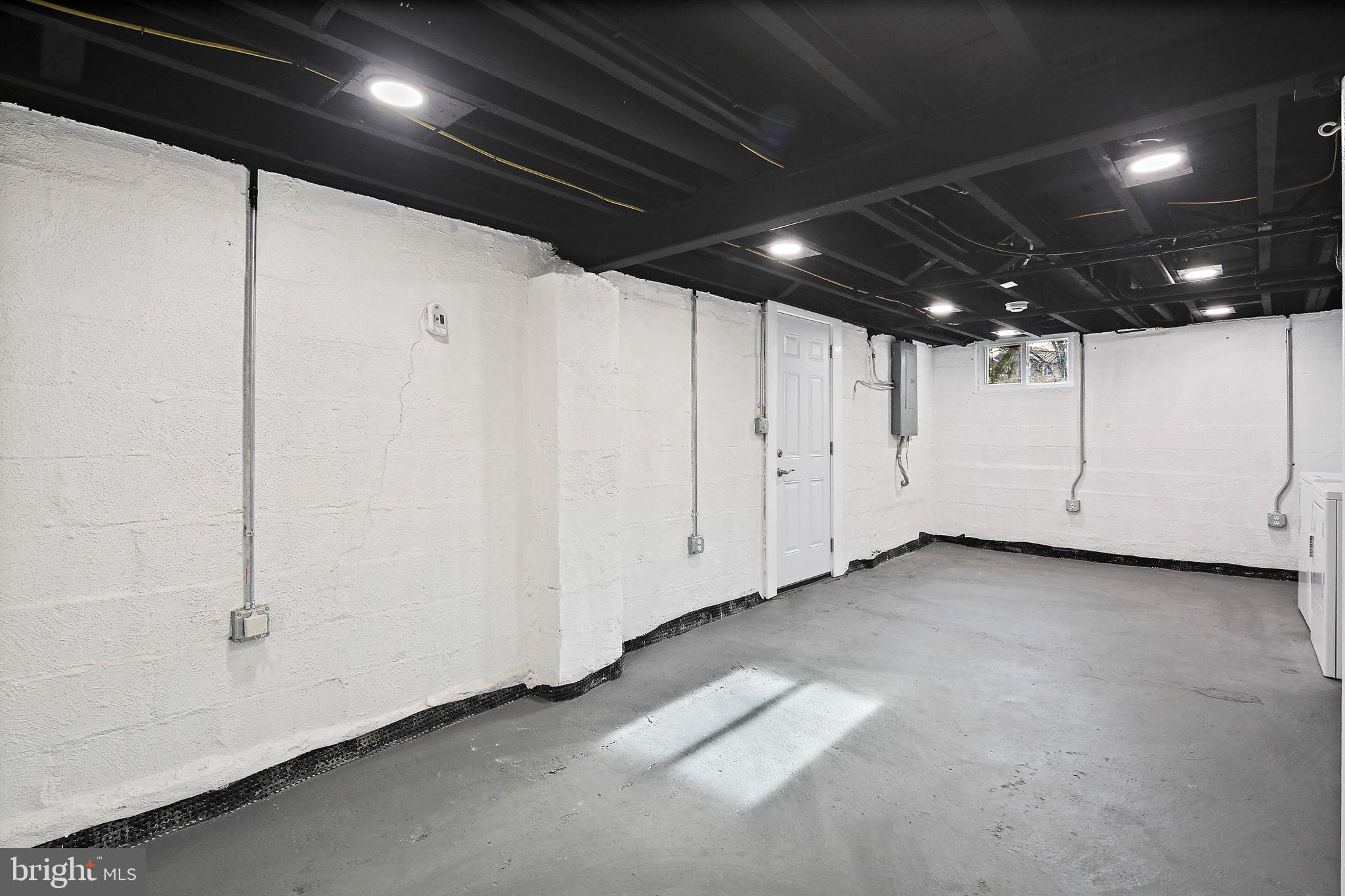 402 Westgate Road Baltimore, MD 21229 - Photo 30 of 34 a view of an empty room