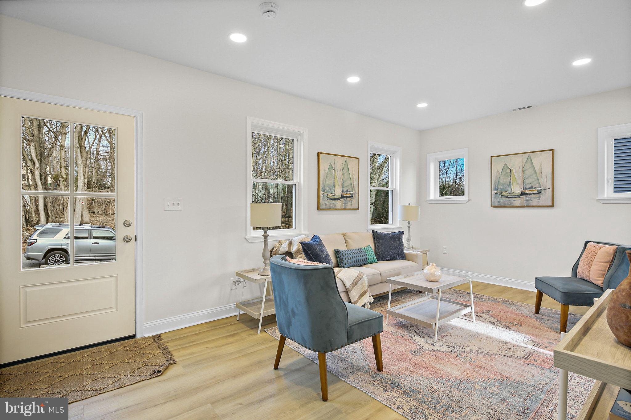 402 Westgate Road Baltimore, MD 21229 - Photo 6 of 34 a living room with furniture and a window