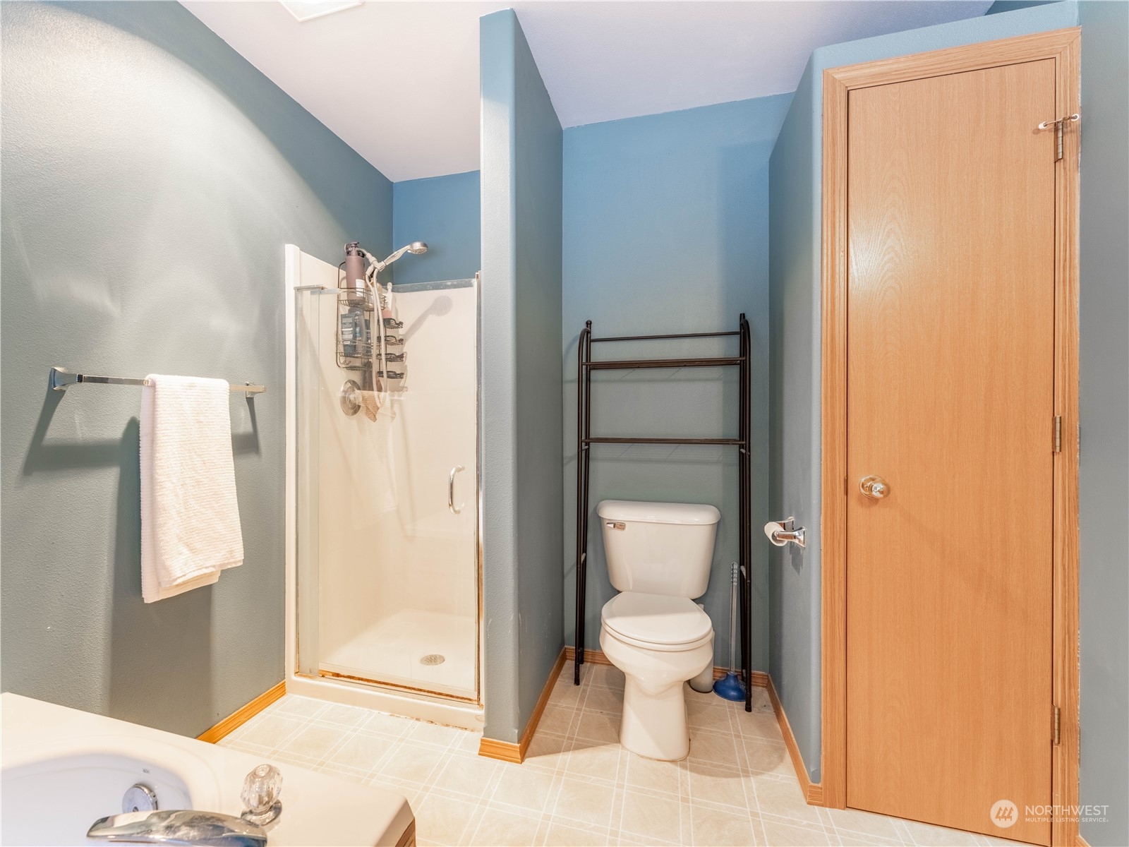 14918 Burkey Street Entiat, WA 98822 - Photo 24 of 39 a bathroom with a toilet shower and a window