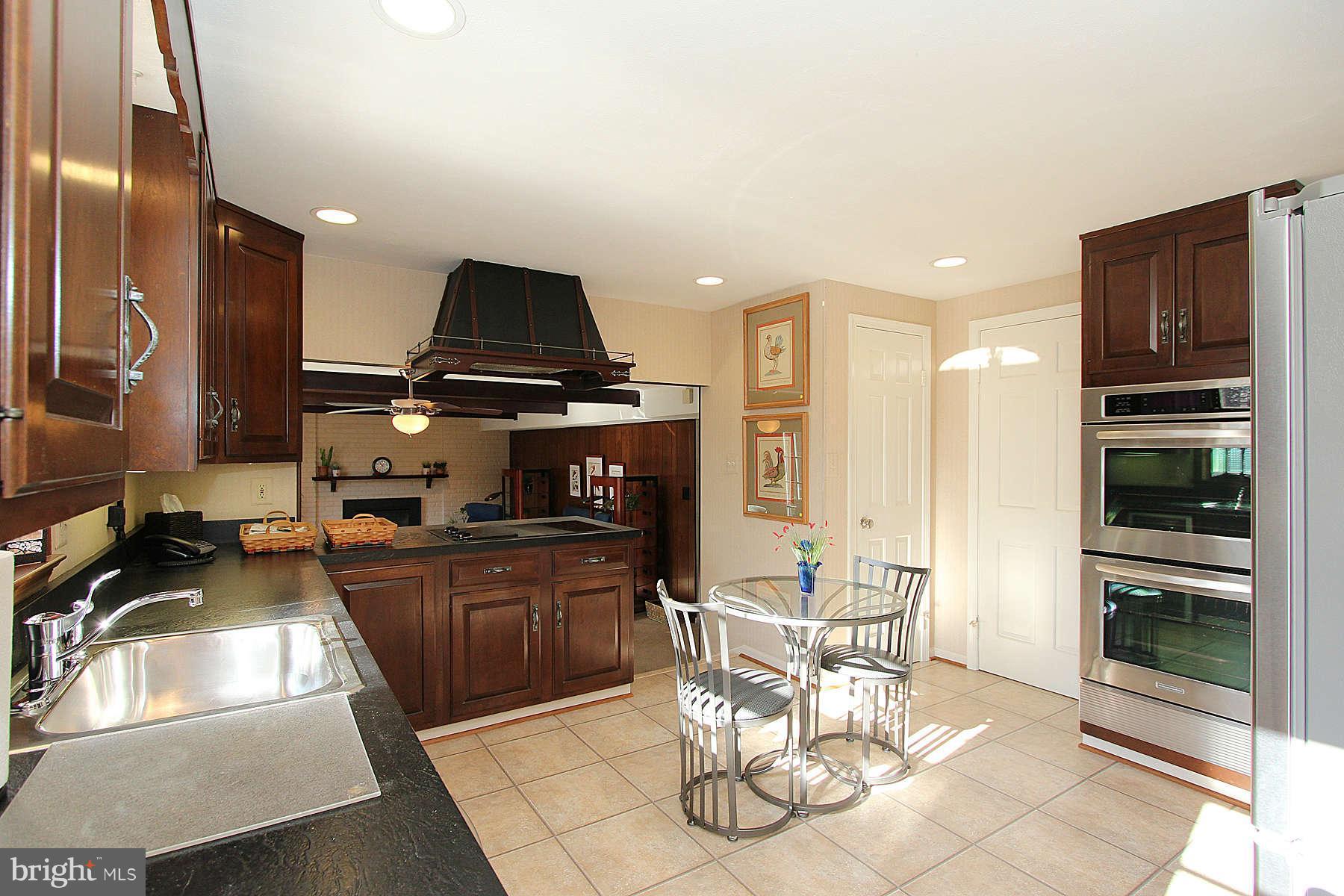 9800 Canal Road Gaithersburg, MD 20886 - Photo 9 of 30 Kitchen