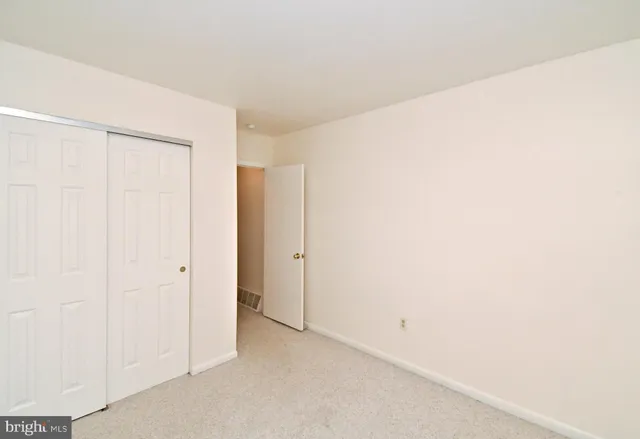 a view of a house with backyard and garden