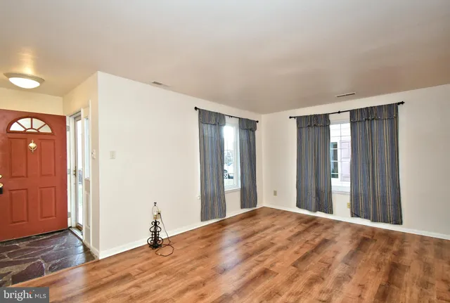 a view of a livingroom with wooden floor and closet