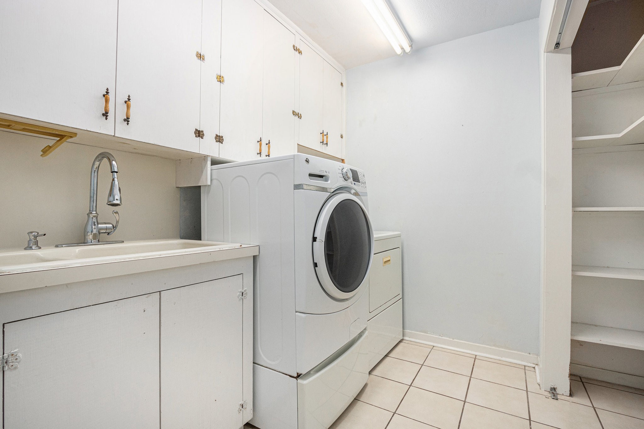 4709 Frontier Drive Houston, TX 77041 - Photo 16 of 18 a utility room with dryer and washer