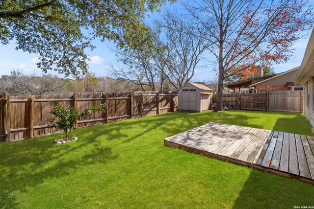 a view of yard with green space