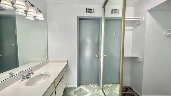 $123,999 | 11889 Bob White Drive, Unit 834, Houston, TX 77035