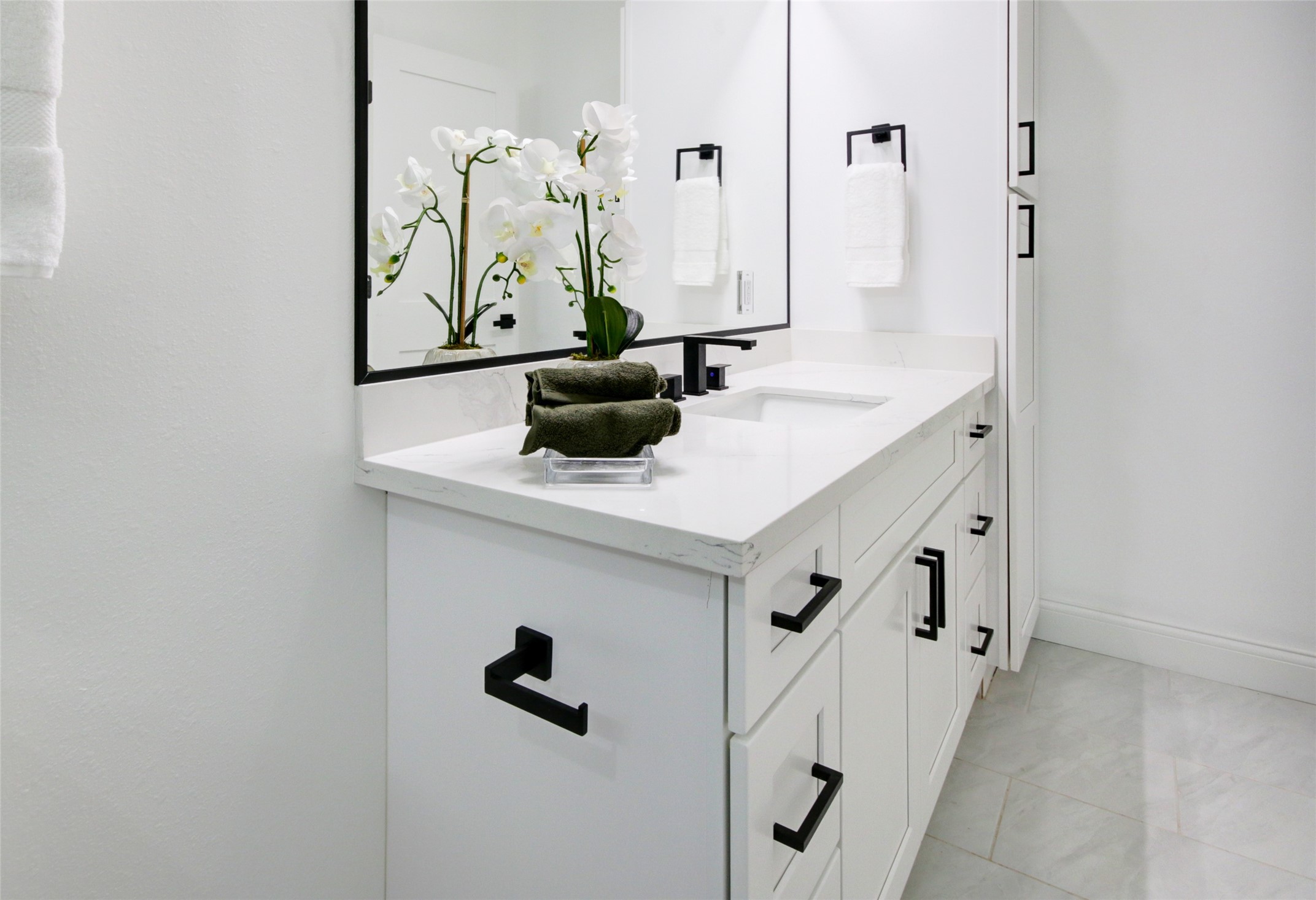1214 West 24th Street, Unit D Houston, TX 77008 - Photo 9 of 45 a bathroom with a sink and a mirror