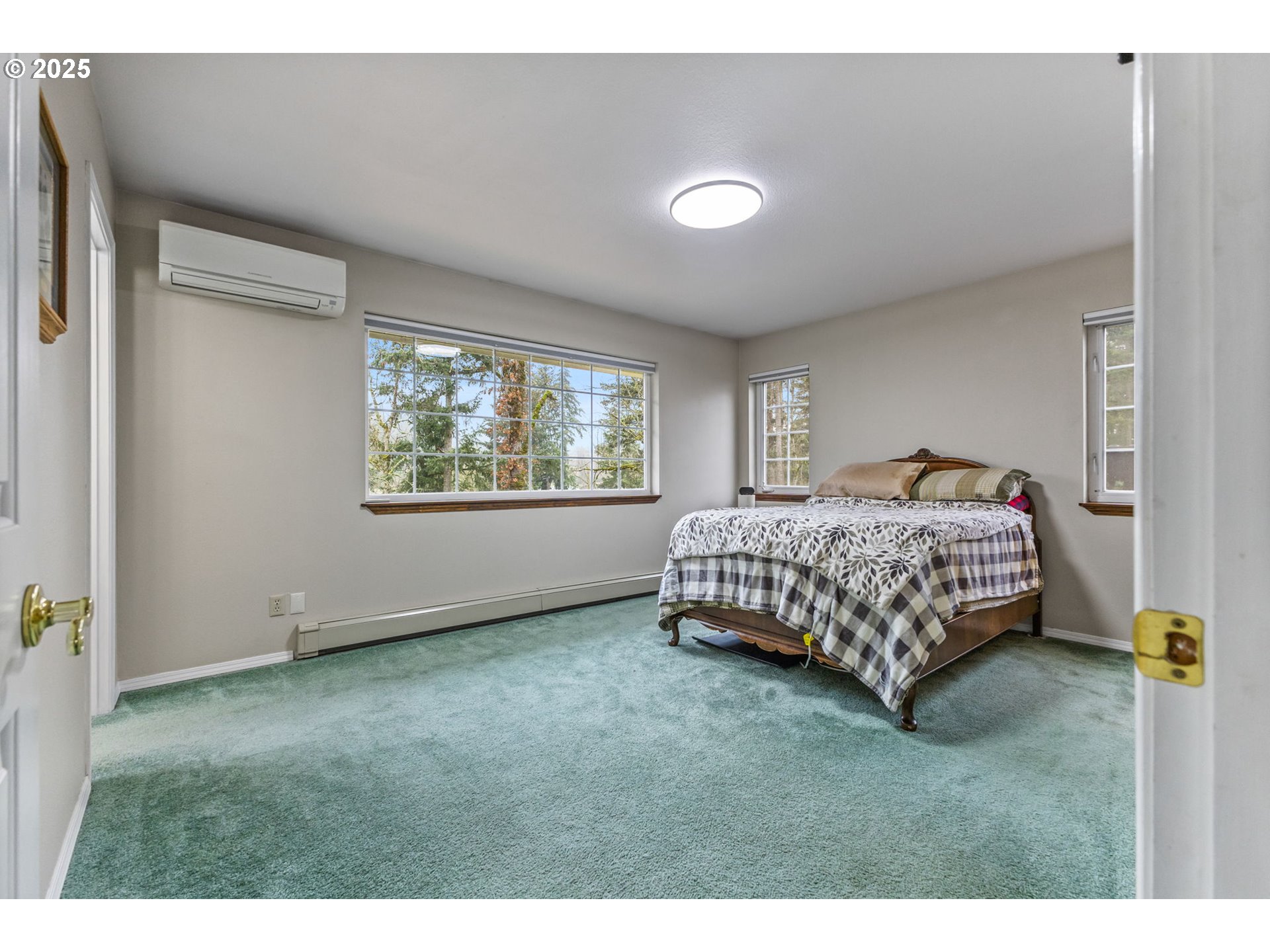 17576 North Abiqua Road Silverton, OR 97381 - Photo 18 of 40 a bedroom with a bed and a window