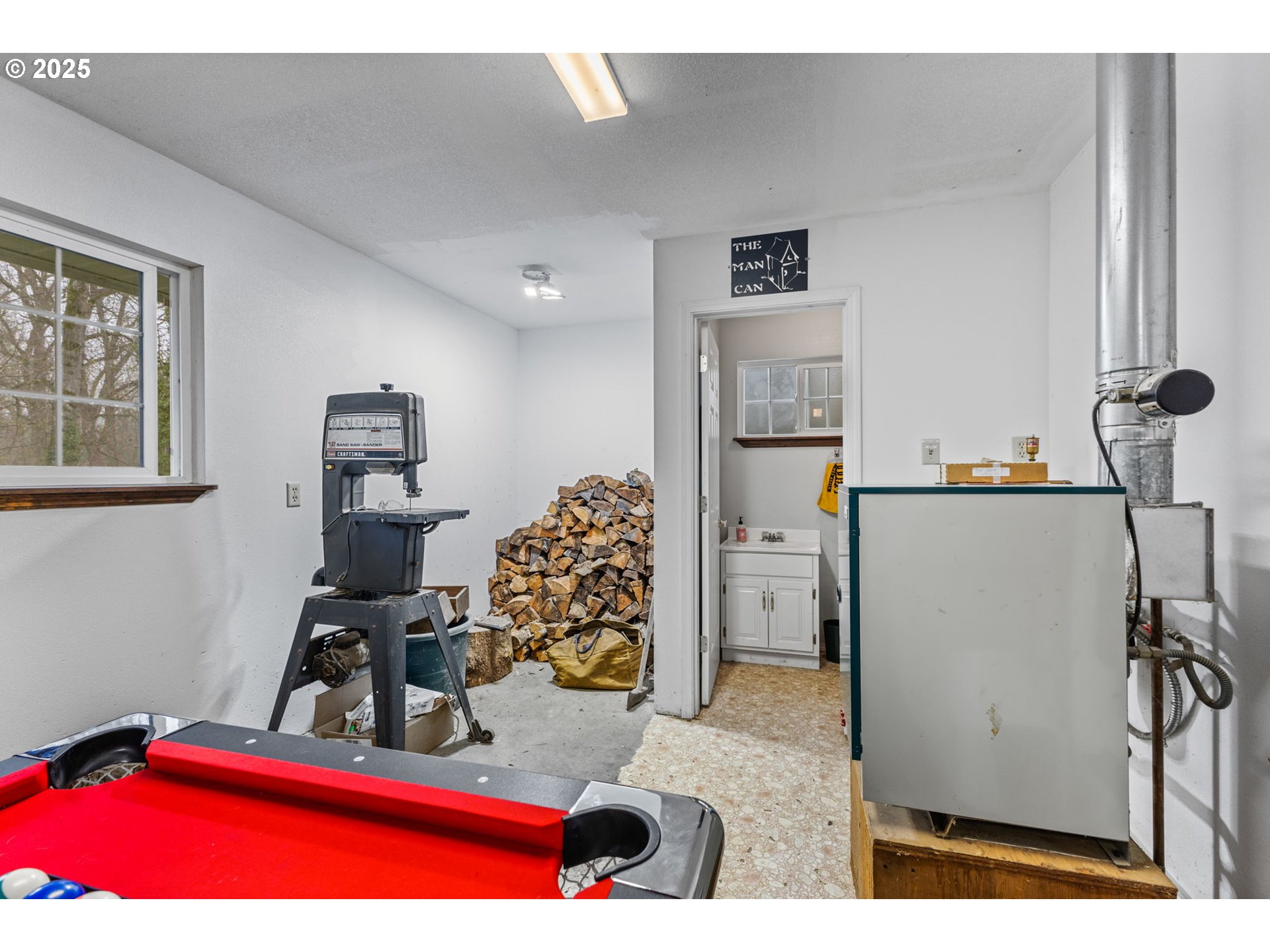 17576 North Abiqua Road Silverton, OR 97381 - Photo 25 of 40 a room with furniture and a window