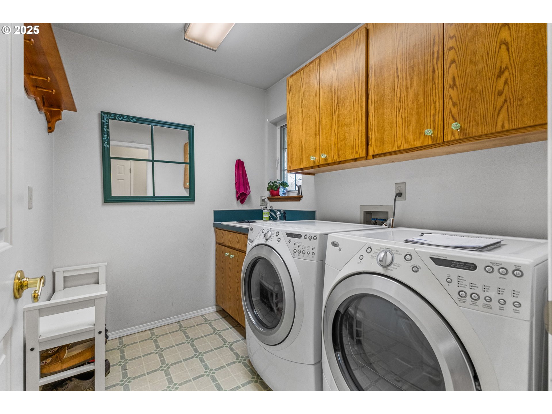 17576 North Abiqua Road Silverton, OR 97381 - Photo 7 of 40 a utility room with dryer and washer