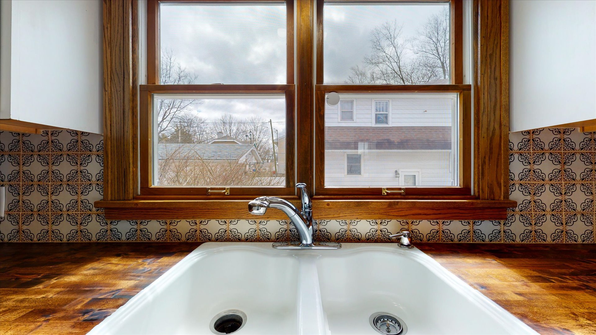 506 North Edwin Street Champaign, IL 61821 - Photo 16 of 45 a bathroom with a tub and window