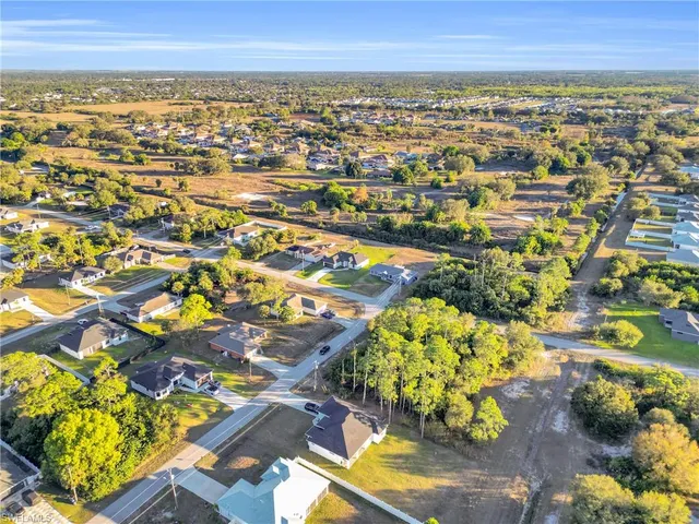 $324,900 | 464 Redwing Street, Lehigh Acres, FL 33974