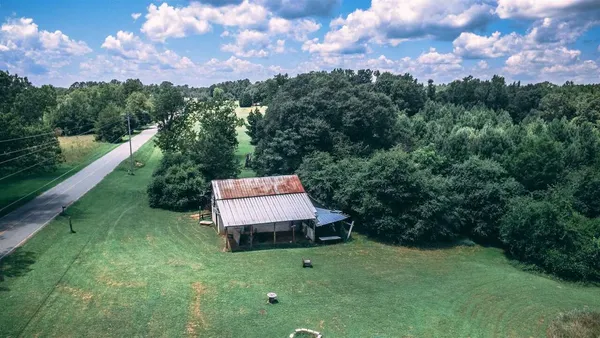 a view of a back yard