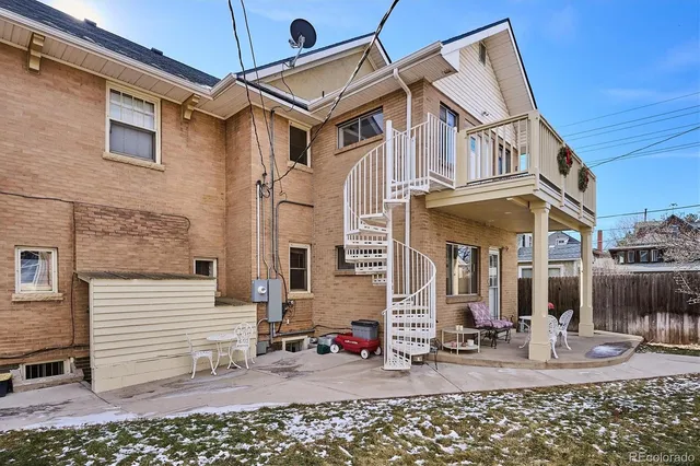 a view of a back yard of the house