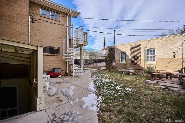 a view of a house with backyard