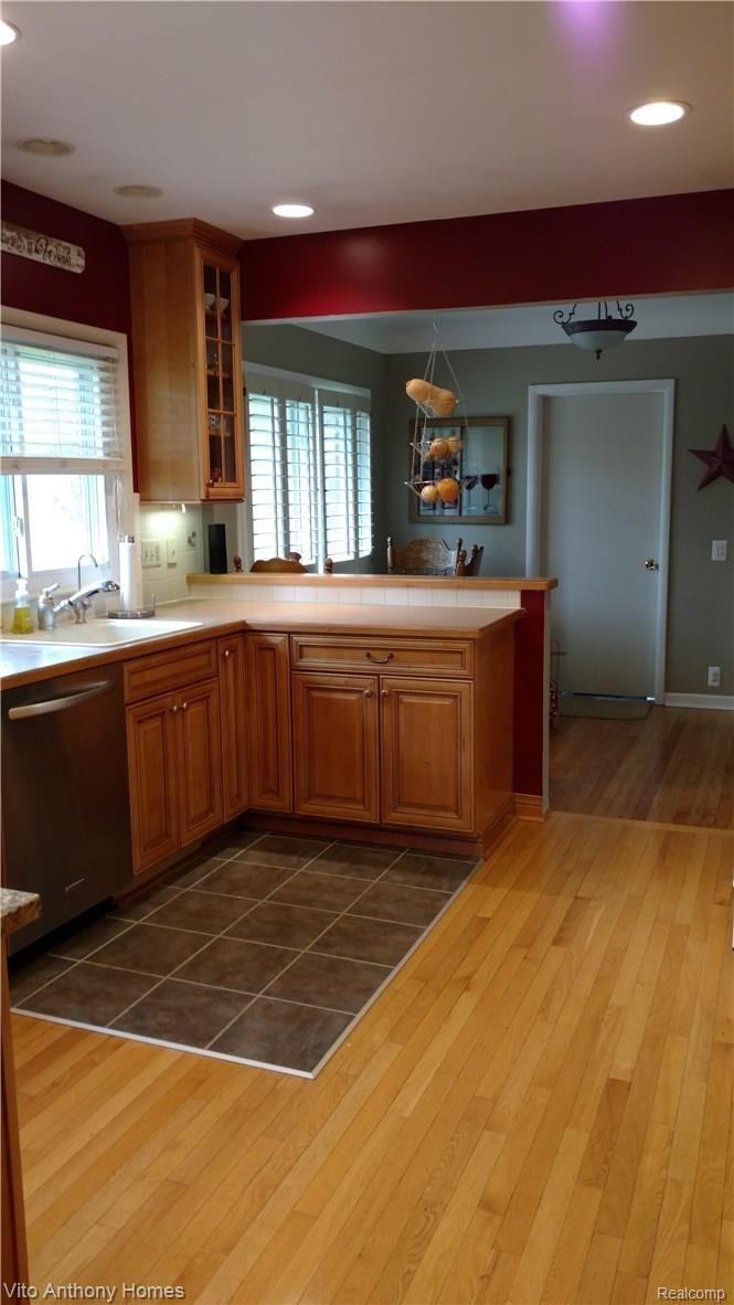 274 Whims Court Rochester, MI 48306 - Photo 13 of 33 Kitchen (4).jpg