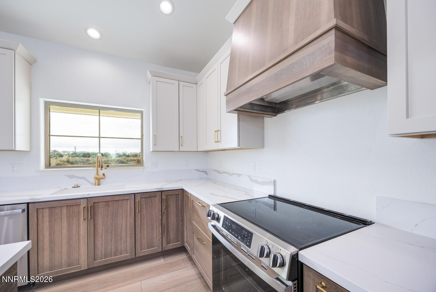1150 Jungle Drive Fallon, NV 89406 - Photo 7 of 30 a kitchen that has a sink and a stove in it