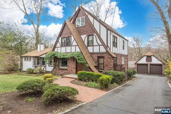 $979,900 | 10 Cleveland Road, Caldwell, NJ 07006