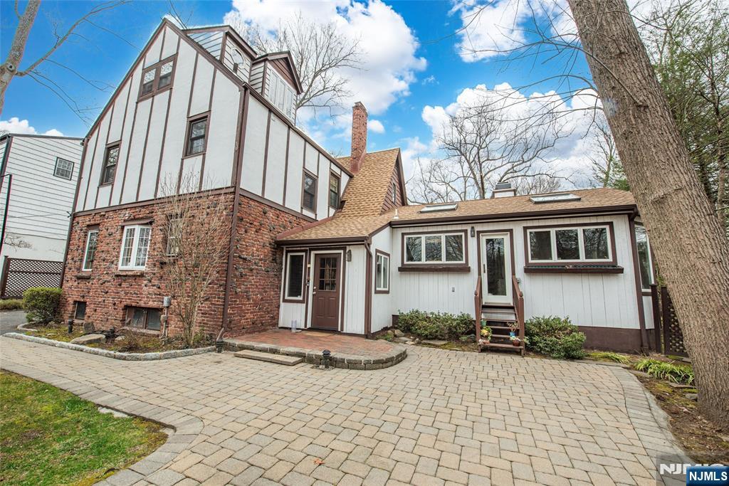 10 Cleveland Road Caldwell, NJ 07006 - Photo 4 of 35