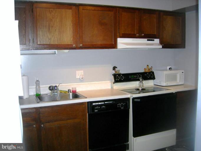 6147 Edsall Road, Unit 6147 Alexandria, VA 22304 - Photo 8 of 10 Kitchen