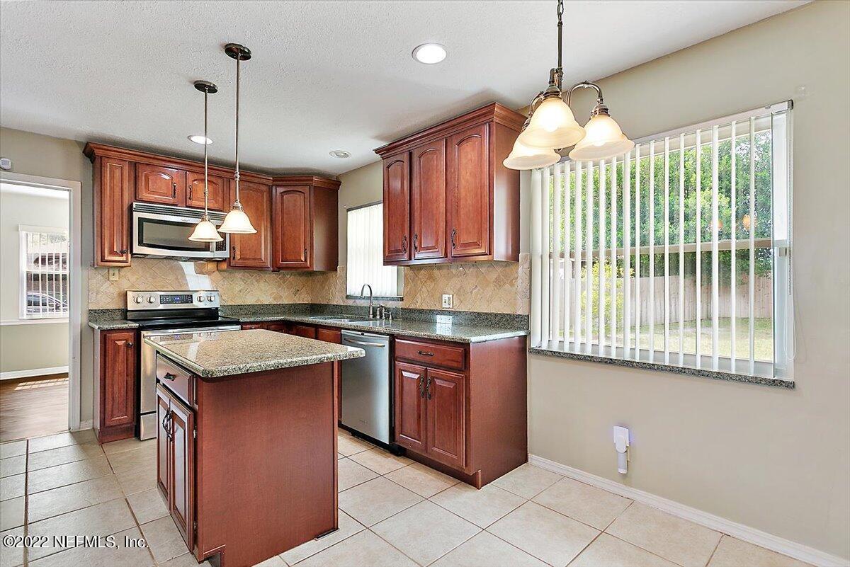 203 Foxridge Road Orange Park, FL 32065 - Photo 8 of 22 08-Kitchen