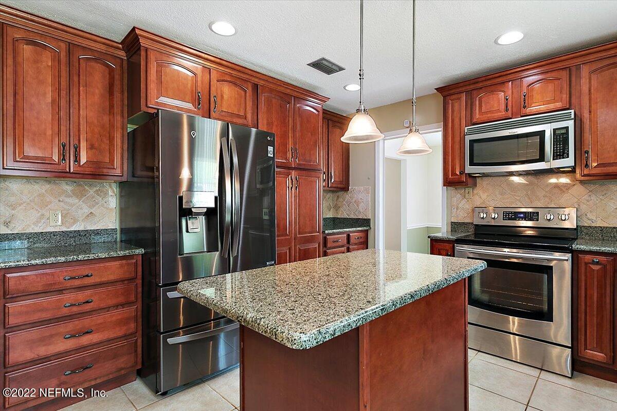 203 Foxridge Road Orange Park, FL 32065 - Photo 9 of 22 09-Kitchen