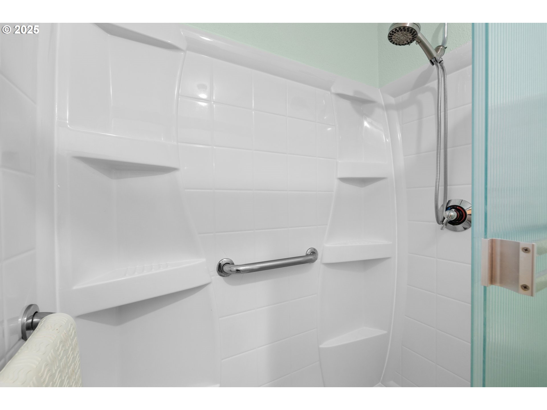 615 Cedar Street Fairview, OR 97024 - Photo 10 of 33 a picture of a bathroom