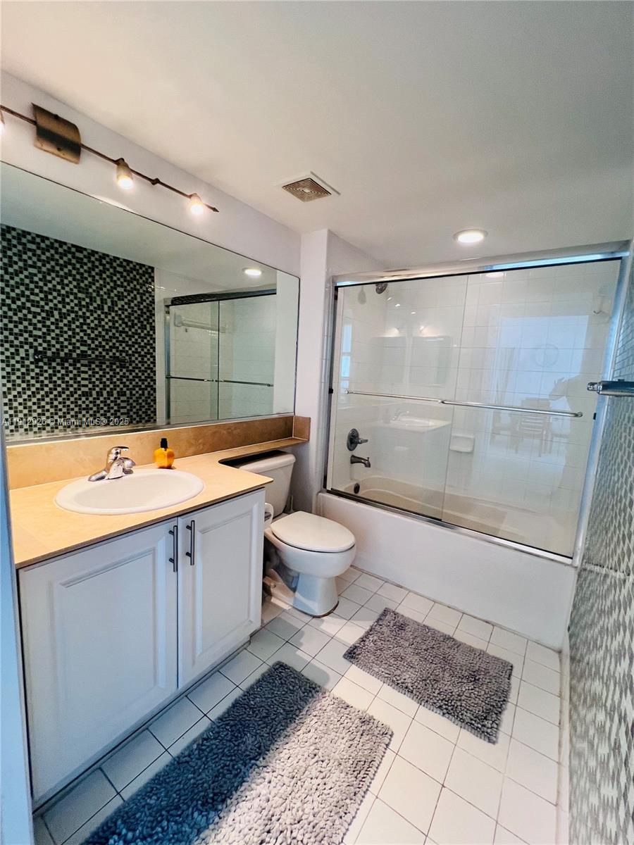 1155 Brickell Bay Drive, Unit 3405 Miami, FL 33131 - Photo 13 of 23