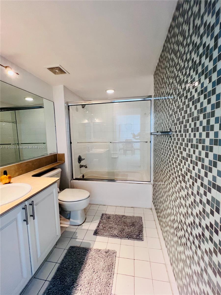 1155 Brickell Bay Drive, Unit 3405 Miami, FL 33131 - Photo 14 of 23