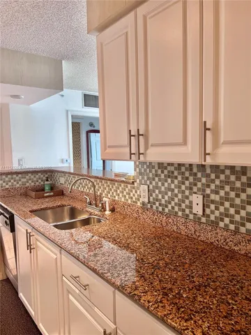 $3,200 | 1155 Brickell Bay Drive, Unit 3405, Miami, FL 33131