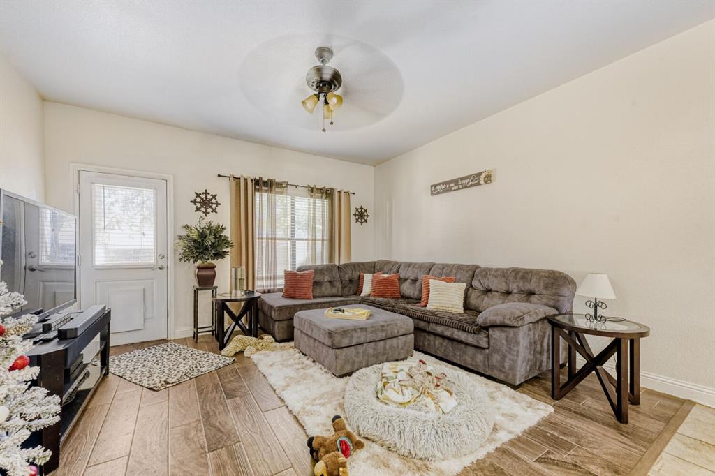 6525 Greenway Road Fort Worth, TX 76116 - Photo 17 of 29 6527 Greenway Road Living Room