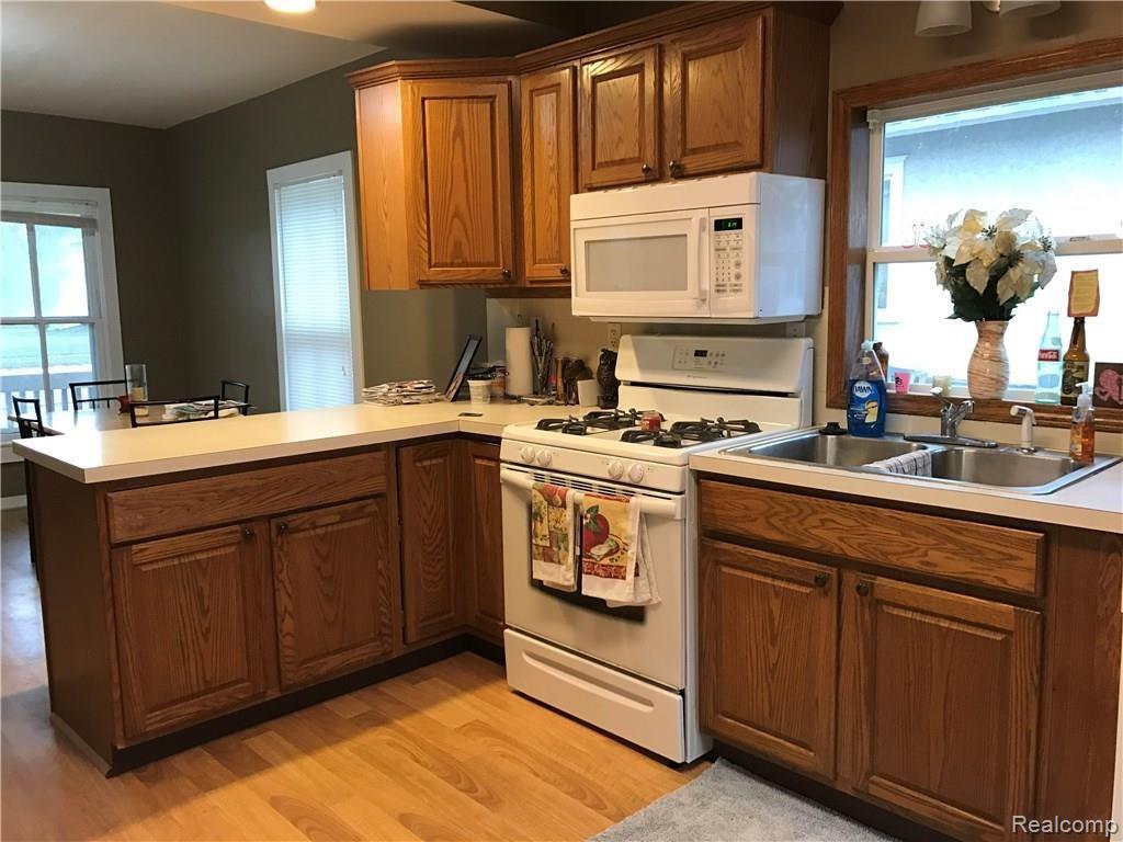 224 West Ridge Street Owosso, MI 48867 - Photo 3 of 23 Lots of cabinetry!
