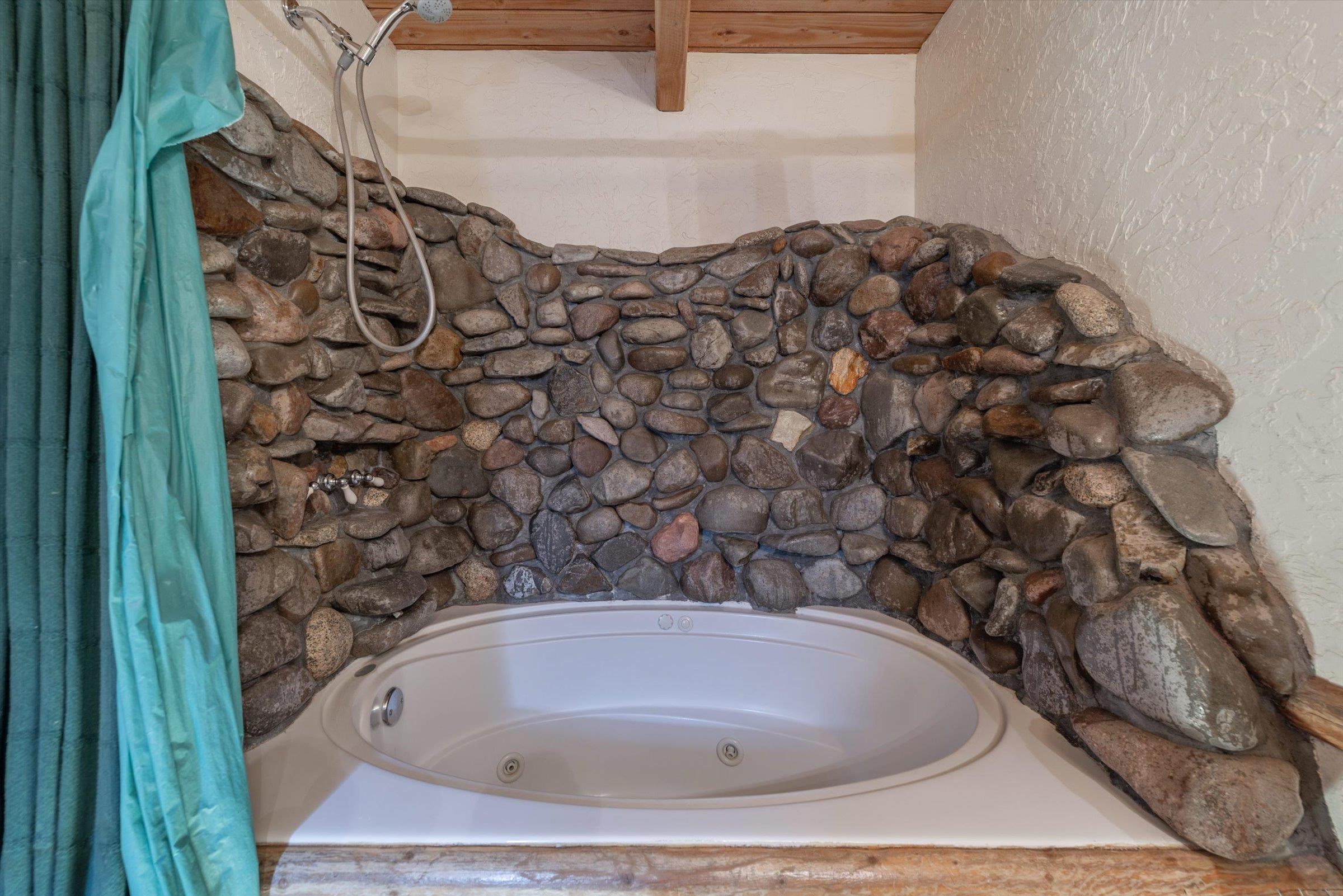 8600 Cold Stream Road Truckee, CA 96161 - Photo 13 of 28 a bathroom with a bathtub