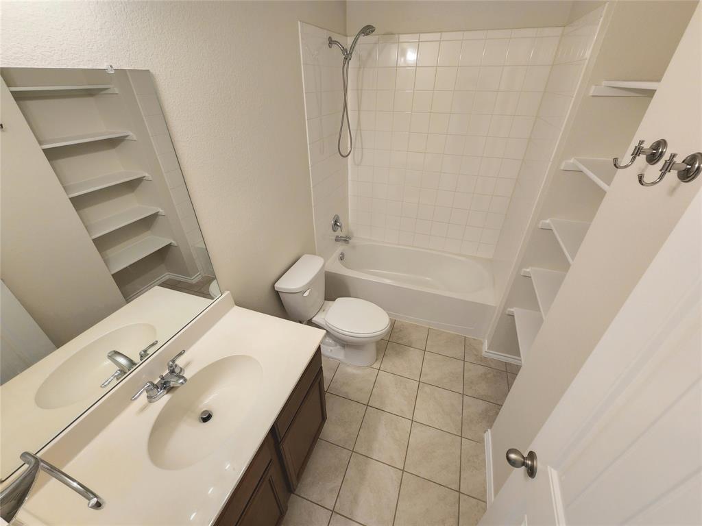 924 Amber Street Princeton, TX 75407 - Photo 16 of 19 Guest Bathroom