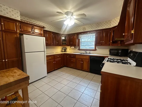 $250,000 | 545 Manzanedo Lake, East Stroudsburg, PA 18302