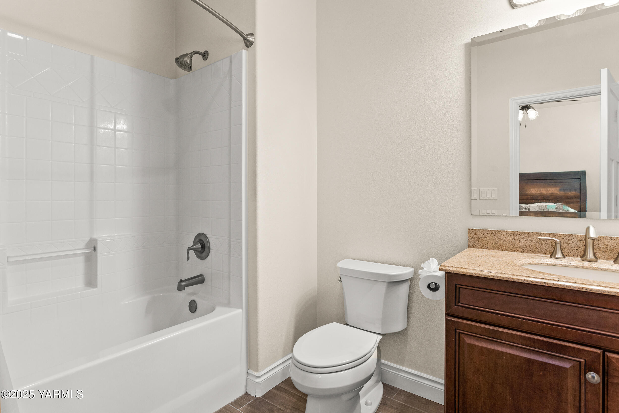 11906 Zier Road Yakima, WA 98908 - Photo 26 of 67 Upstairs Bathroom