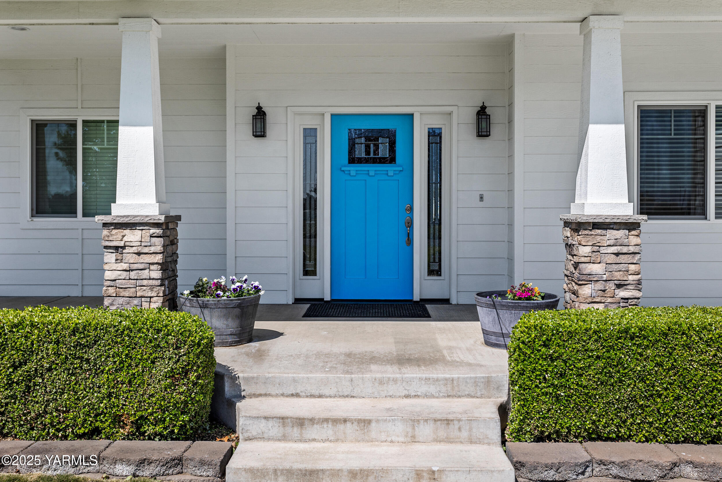 11906 Zier Road Yakima, WA 98908 - Photo 5 of 67 a front view of a house with potted plants