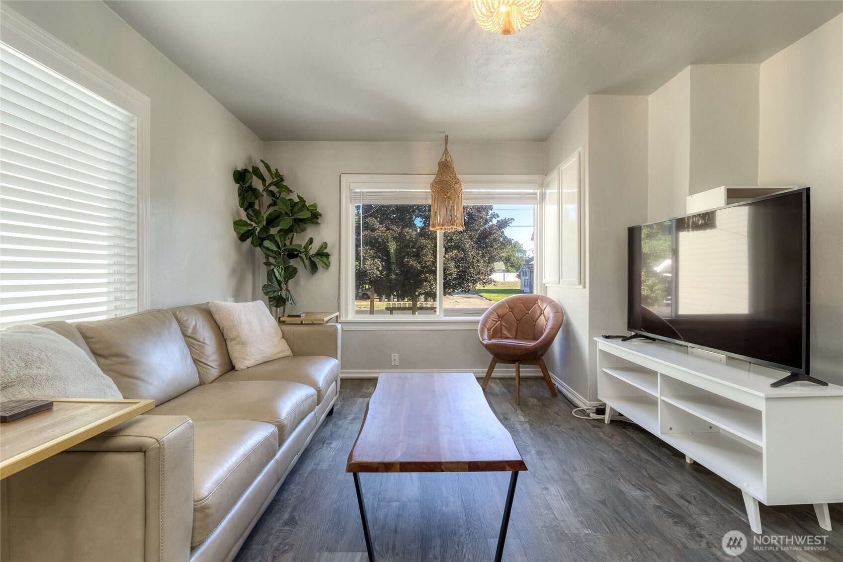 15 Eagan Street Walla Walla, WA 99362 - Photo 4 of 20 a living room with furniture and a flat screen tv