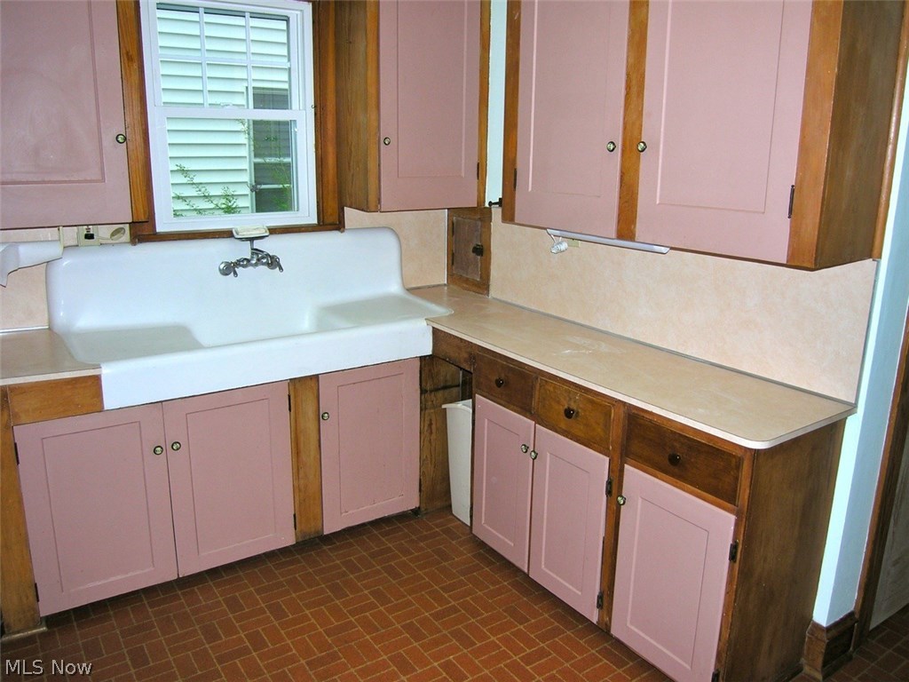2015 Rossmoor Road Cleveland, OH 44118 - Photo 12 of 25