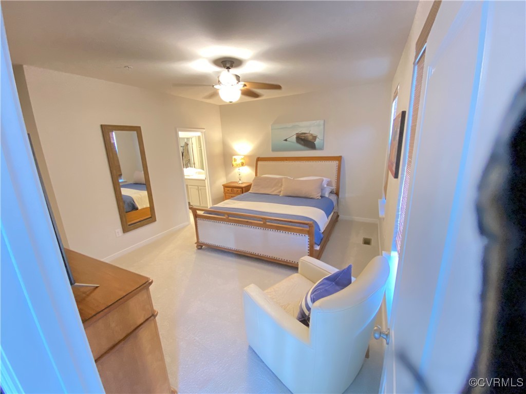 1900 Roseneath Road, Unit 4B Richmond, VA 23230 - Photo 2 of 10 a bedroom with furniture and a mirror