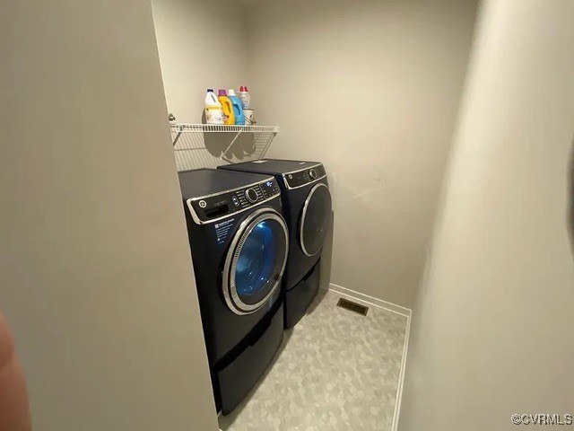 1900 Roseneath Road, Unit 4B Richmond, VA 23230 - Photo 5 of 10 a utility room with dryer and washer