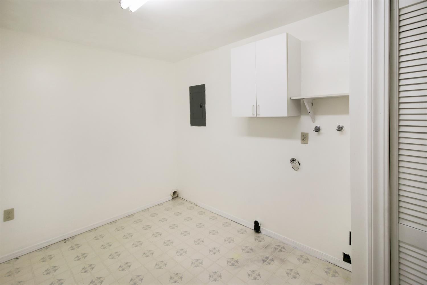 440 David Way Talent, OR 97540 - Photo 19 of 34 Laundry Room