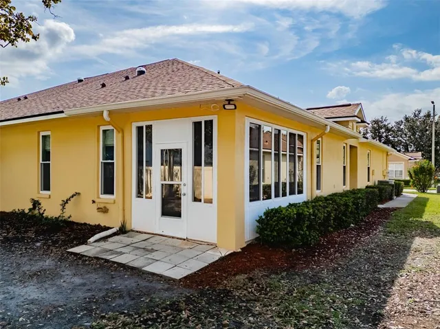 a view of a house with backyard