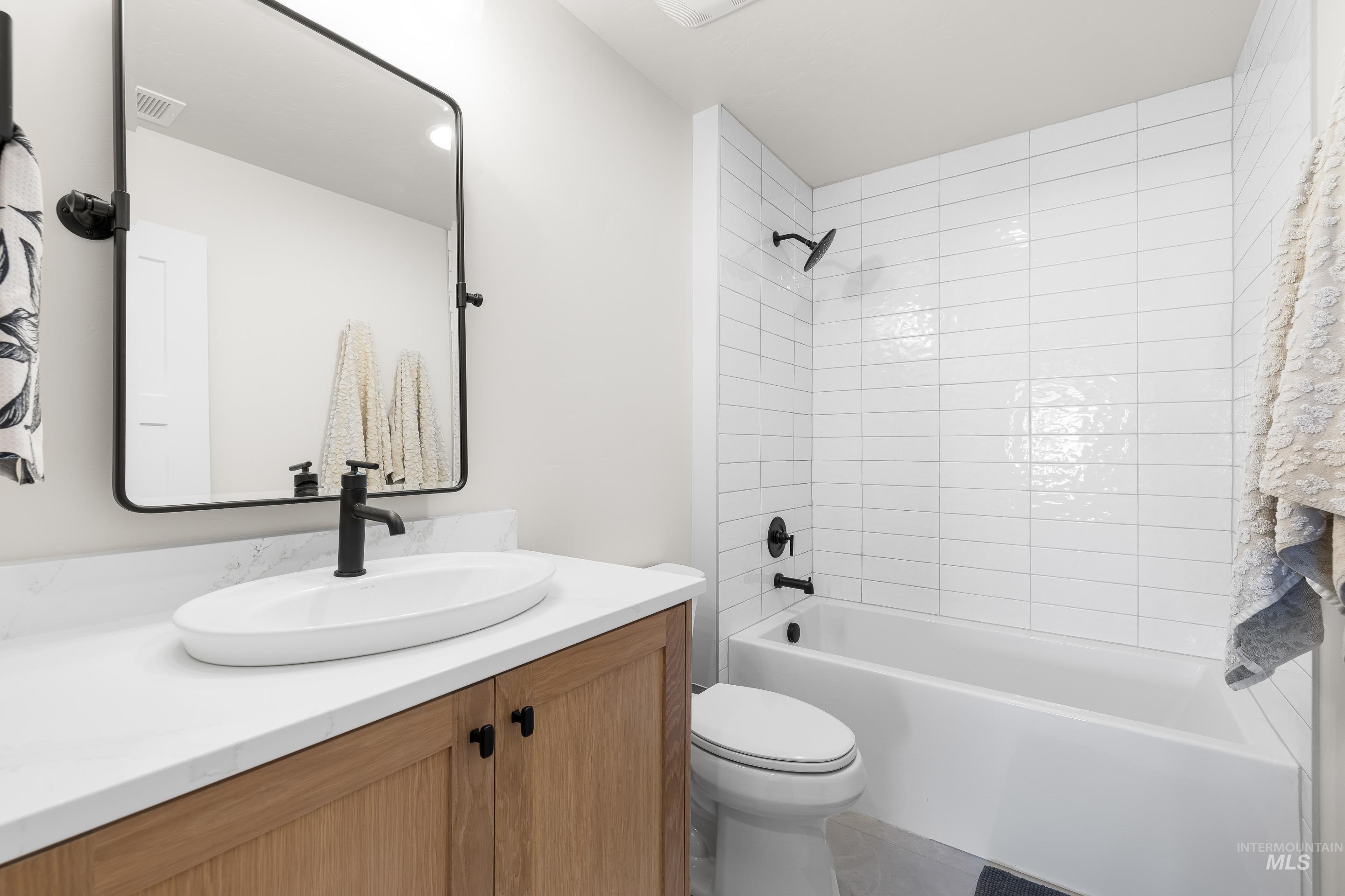 4217 North Bryant Way Meridian, ID 83646 - Photo 29 of 46 Full bath with vanity and shower / bath combination