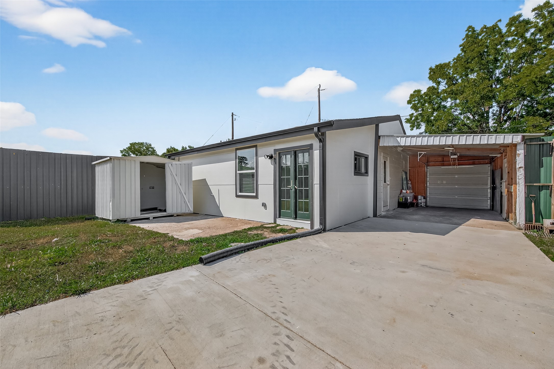 889 Chas Lane Houston, TX 77091 - Photo 28 of 32 a front view of a house with yard and garage